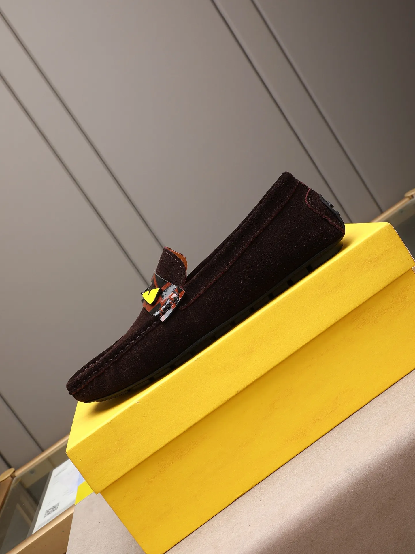 Men's shoes 💰400💰[FENDI] The little monster of Fendi F family, which is popular all over the world, is coming in a big way, the latest color, driving slip-on loafers, avant-garde and versatile fashion men's shoes, bun shoes, bean shoes👌👌👌 Private mold opening, 1:1 reproduction... The upper is made of first-layer cowhide, and the first-layer pigskin lining... is extremely comfortable, fashionable, simple, atmospheric and personalized [color] The side of the shoe is more refined, and the overall effect is handsome [ Turn in a circle][Turn in a circle]💭This hardware monster with eyes is not the popular version on the market🚳🚳Compared with the old model, it is more trendy, eye-catching and more classy🔰This summer, the little monster will subvert the old ideas and share the fashion with you🔱A must-have for fashionistas! Must keep it for yourself! Online outsole, high-end quality workmanship. Color: black, blue, white, red. Matching code: 38-44 (45 46 47 customized) (standard leather shoe size)